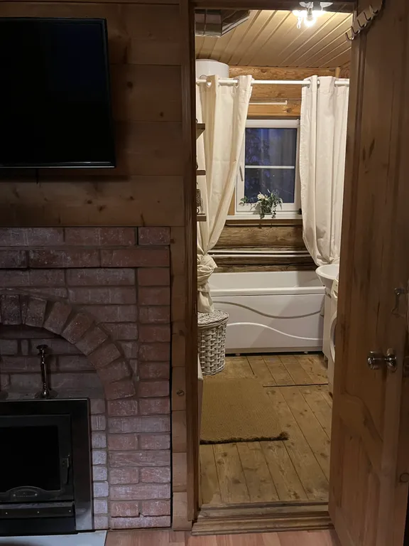 Дом на берегу озера с собственной конюшней