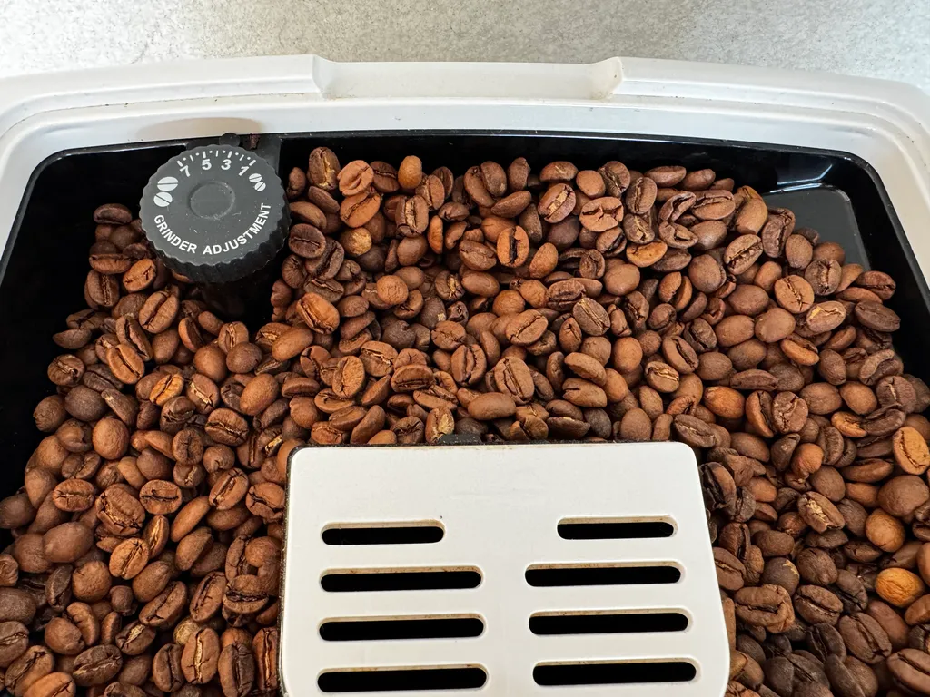 Дом на берегу озера и моря