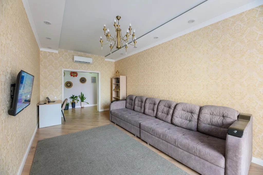 Трехкомнатная квартира с видом на горы в центре города