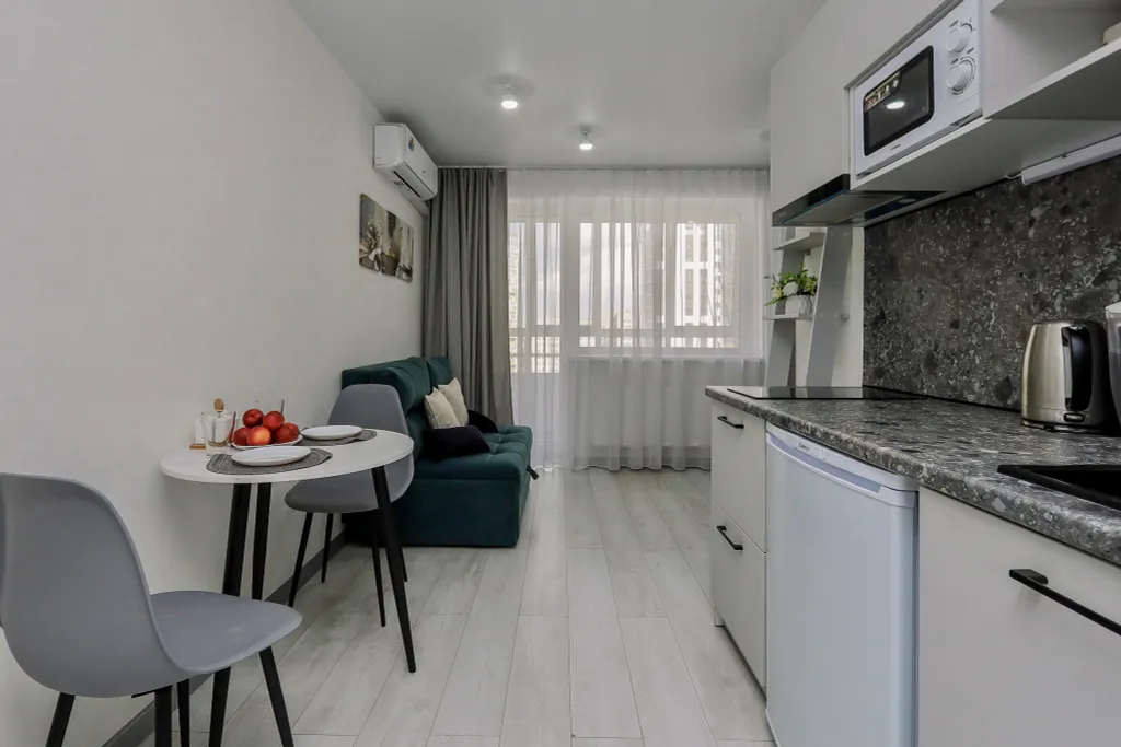 Очaровaтельнaя cтудия с уютными качелями на бaлконe