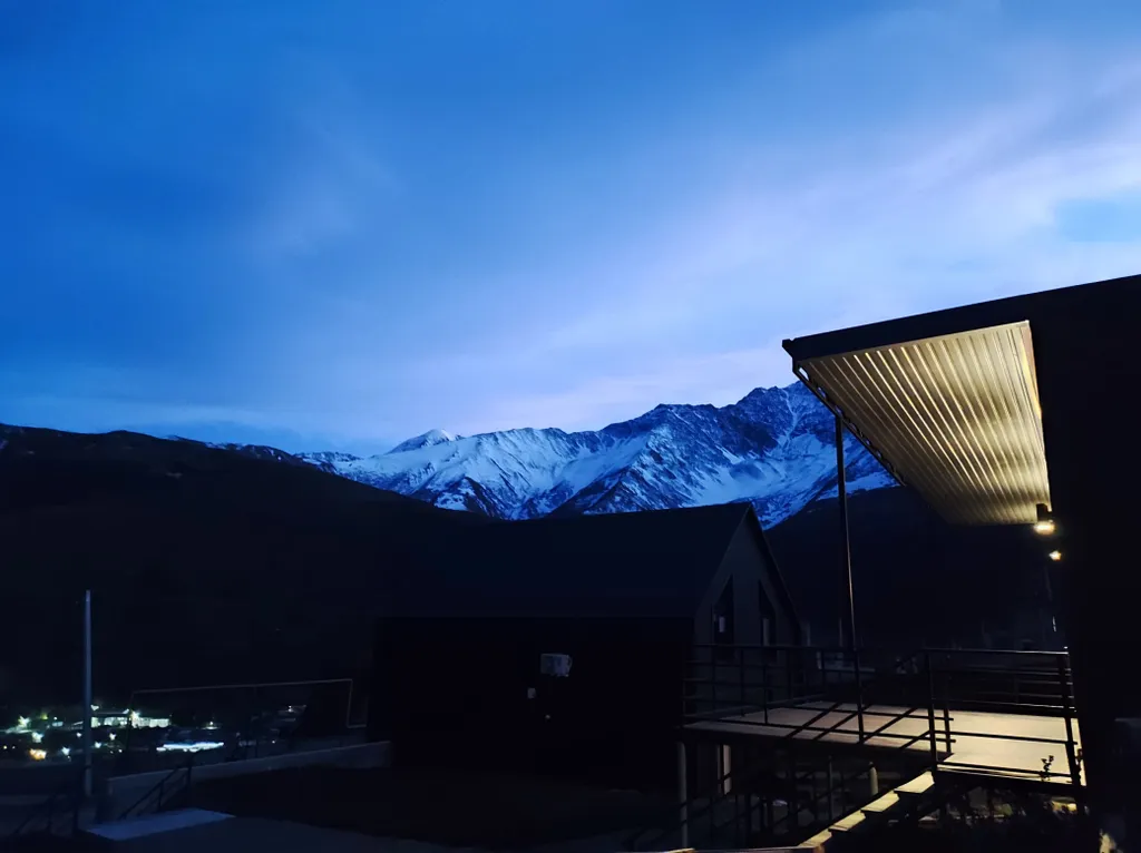 Коттедж с видом на горы и террасой