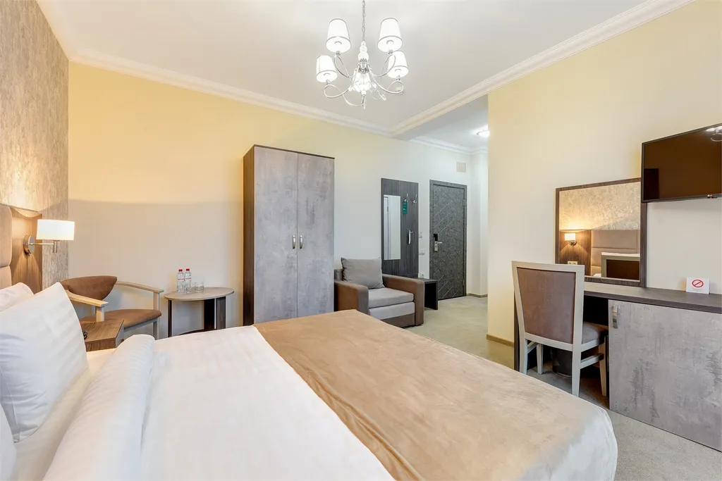 Трехместный комфорт с французским балконом и видом на бассейн и парк