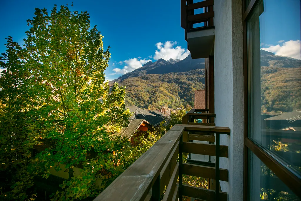 Студия с видом на рассвет в горах, с кухней и балконом