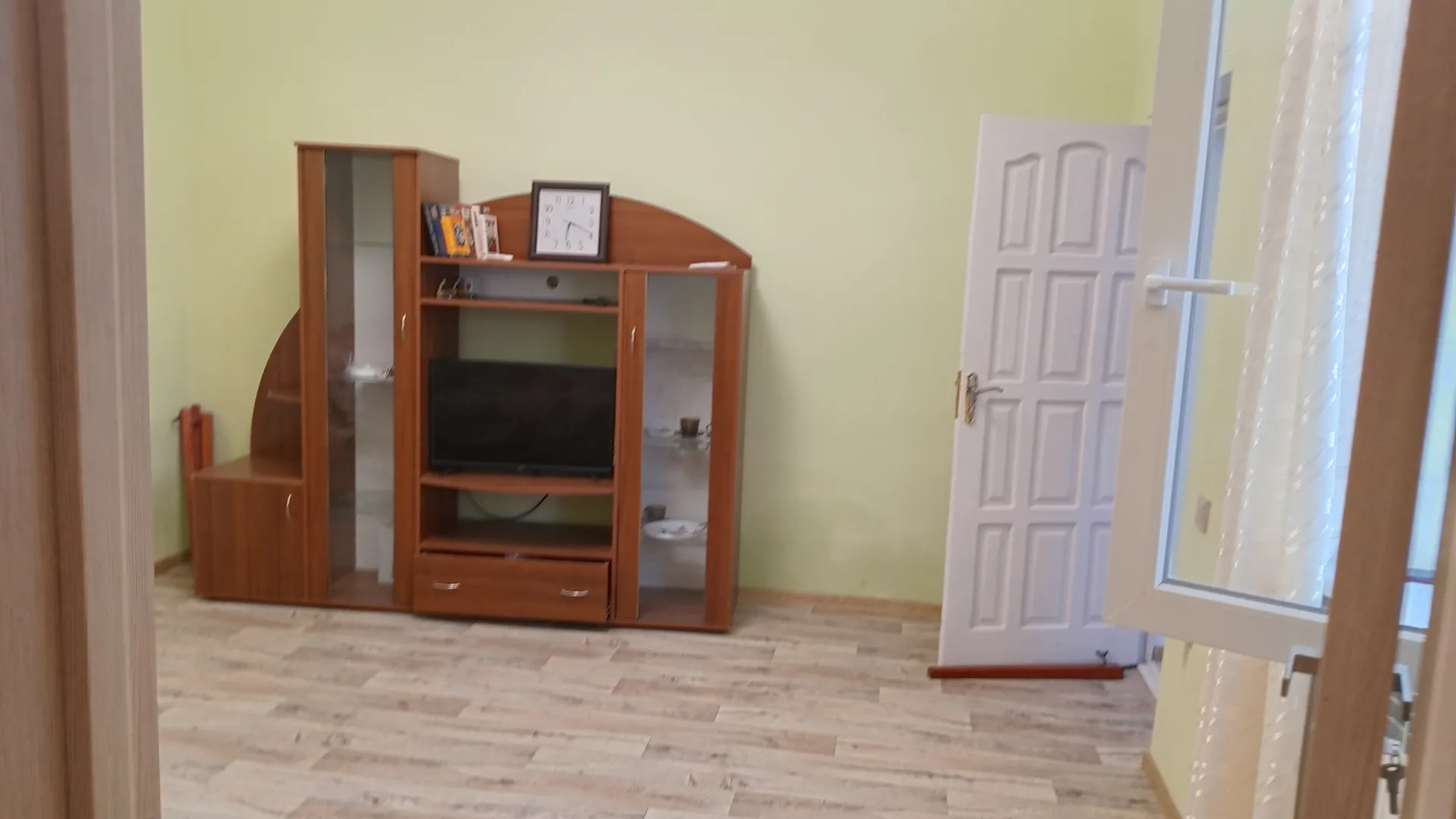 Телевизор и не большая стенка
