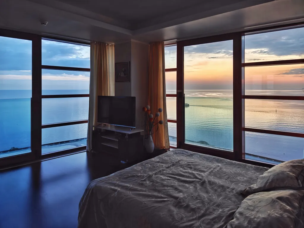 Шикарная видовая квартира в Золотой Бухте