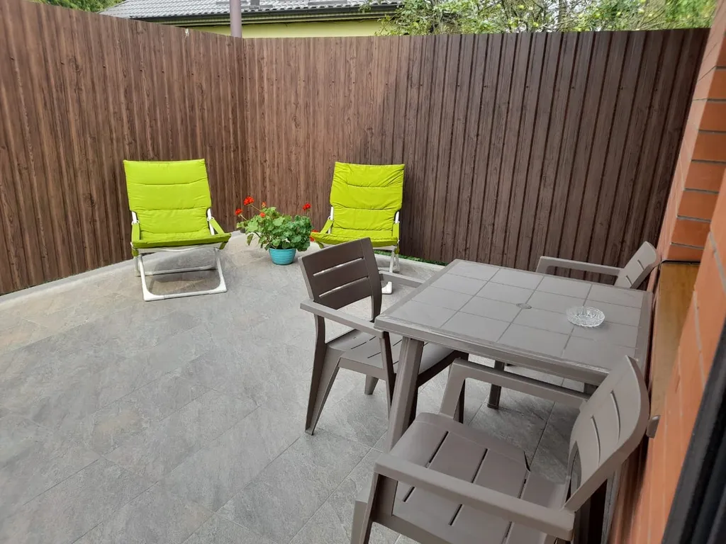 Новый дом в тихом месте недалеко от центра города