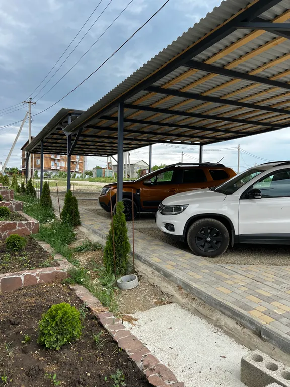 Домик в лесу с верандой и видом на море