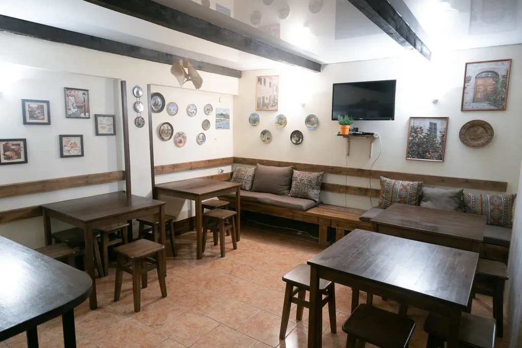 Трехместный номер с двухспальной кроватью и односпальным диваном