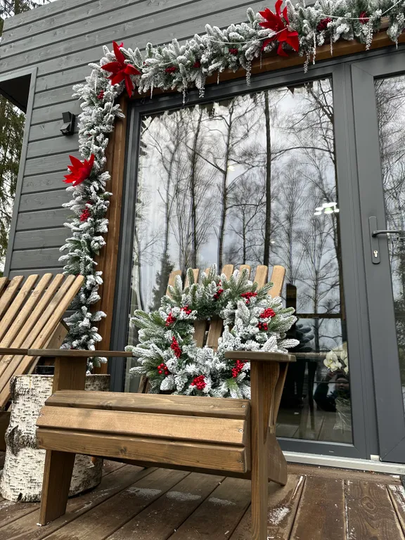 Уютный дом на живописной поляне в лесу с панорамными окнами