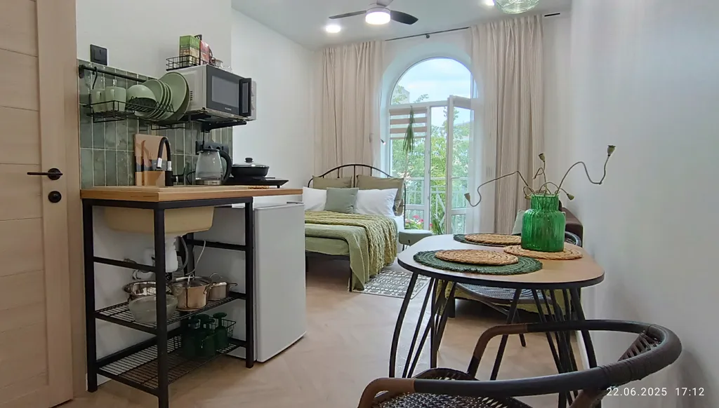 Центр. Сталинка с балконом с красивым видом на бульвар возле университа