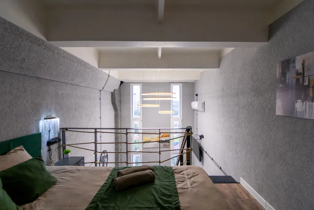 Двухуровневая студия с стильным современным ремонтом