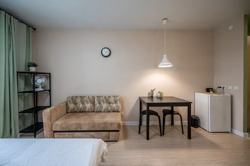 Студия c вау-эффектом в центре с панopaмным балконoм