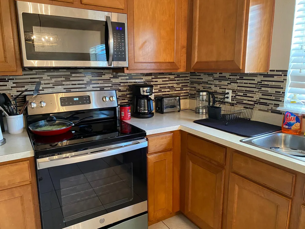 Уютный большой дом с бассейном недалеко от Диснейлэнда