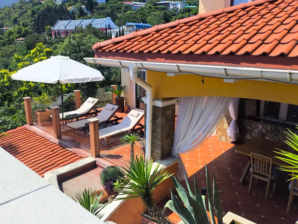 Двухэтажный дом с видом на море