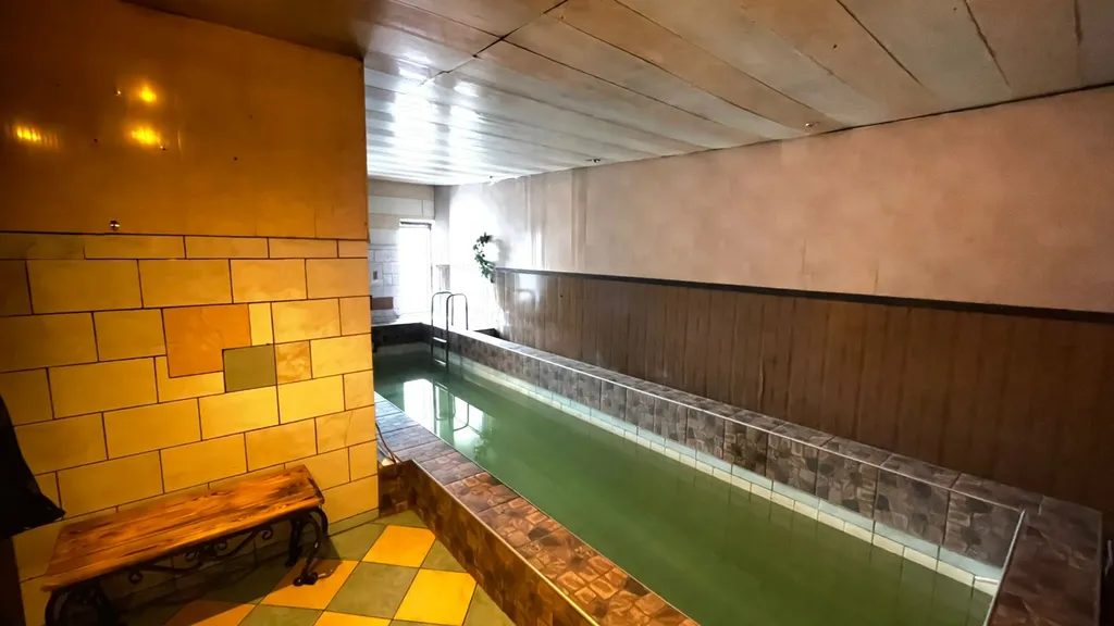 Коттедж на берегу пруда с бассейном