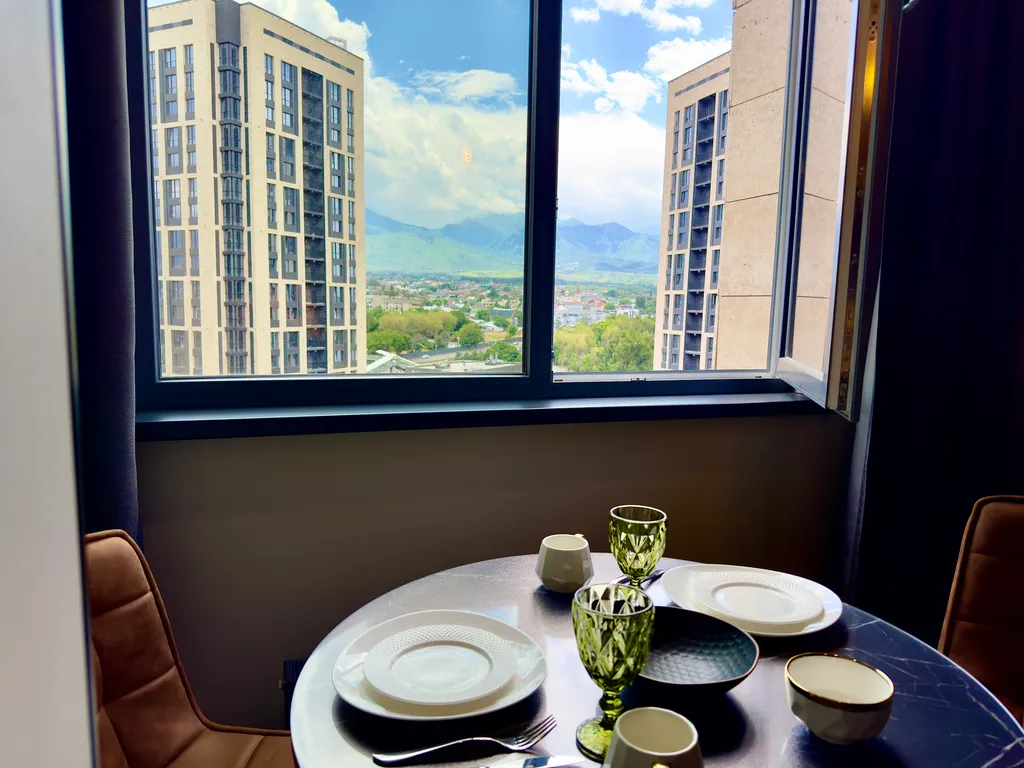 Просторная студия с видом на горы