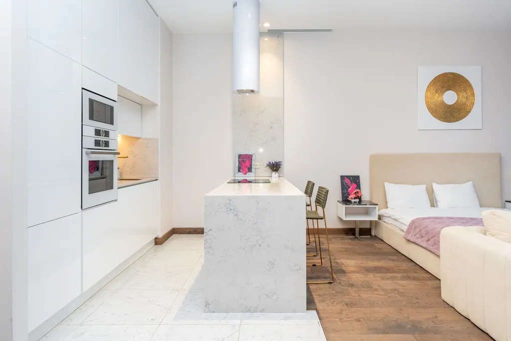 Sky City Moscow LUX Студия с большим окном с видом на башни и город