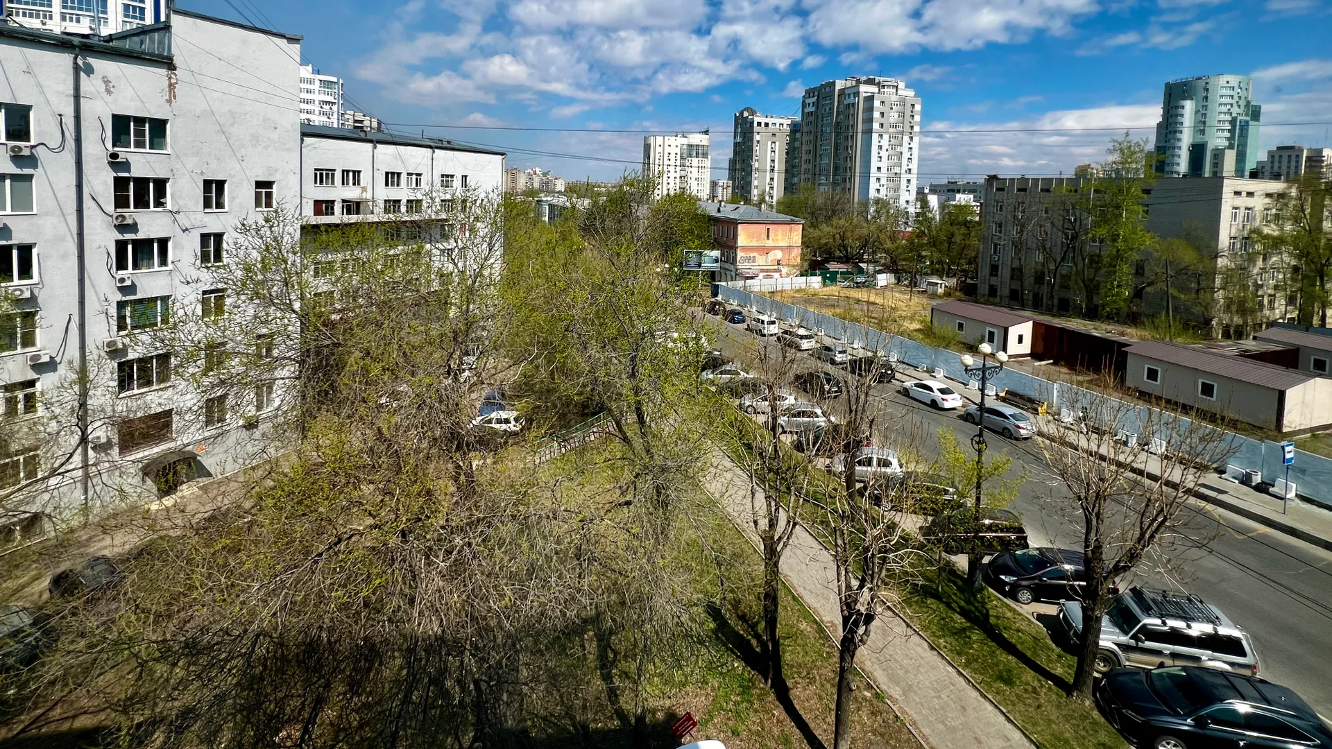 вид из окна во двор, не солнечная сторона