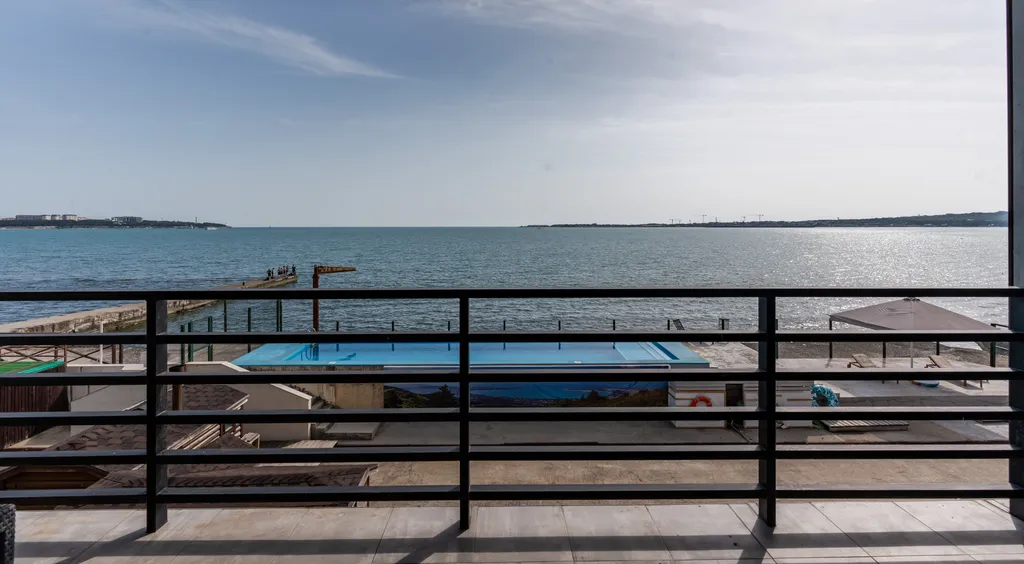 Эллинг на берегу моря