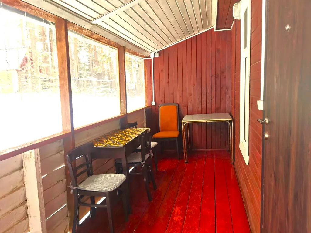 Коттедж Дом у озера с баней, чаном и детской площадкой с батутом. — Ланино