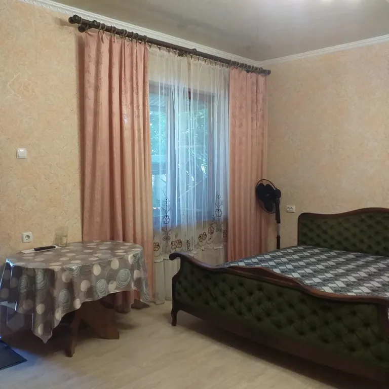 Номер на первом этаже двухэтажного, отдельностоящего дома