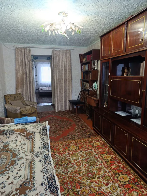 Двухкомнатная квартира в Шахтёрске с водой