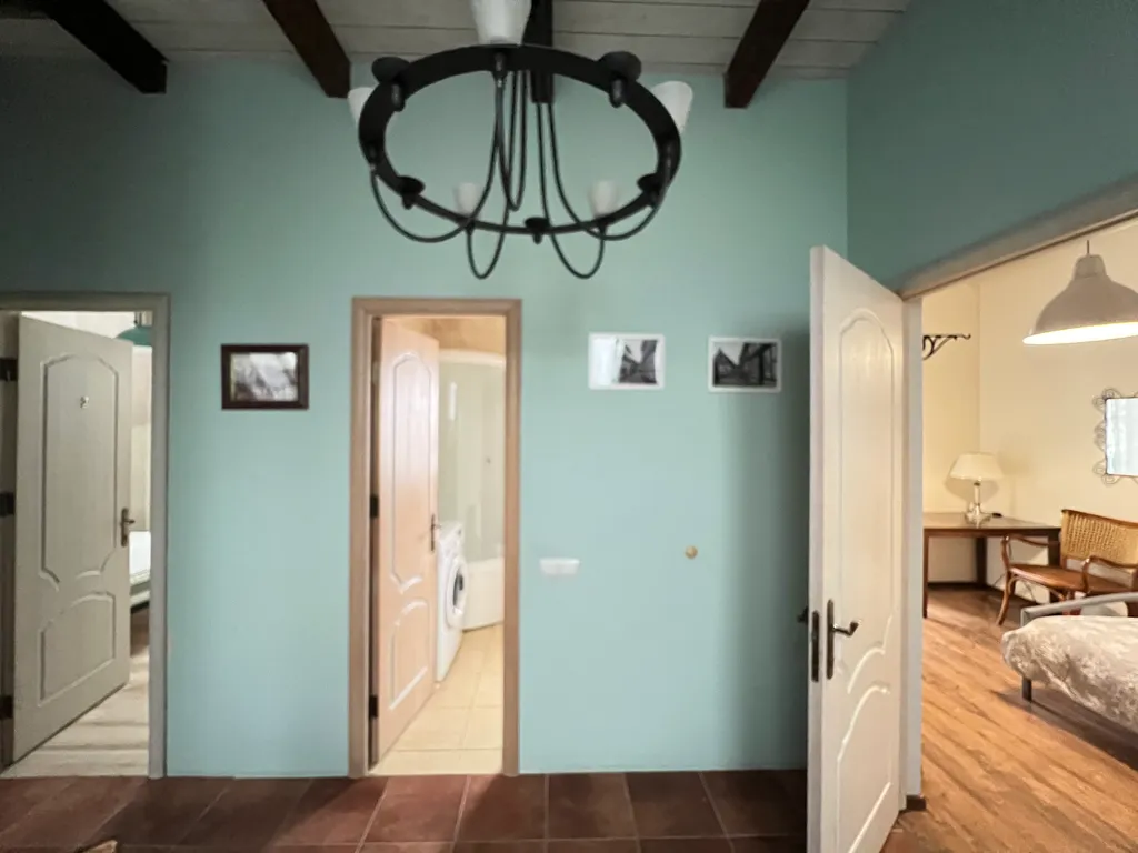 Коттедж с отдельным входом и видом на сад