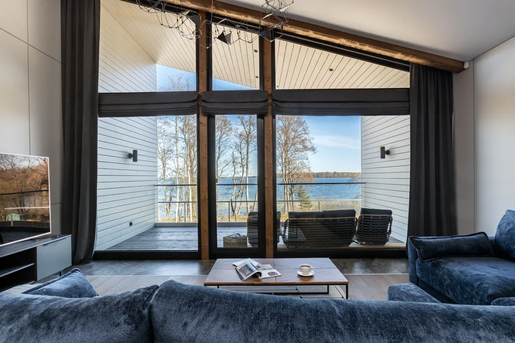 Коттедж на берегу озера с сауной