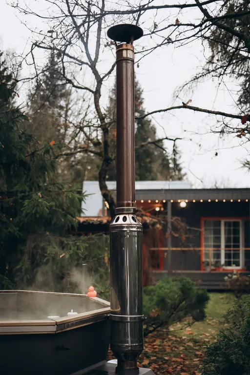 Дача с красными карпами с баней и чаном