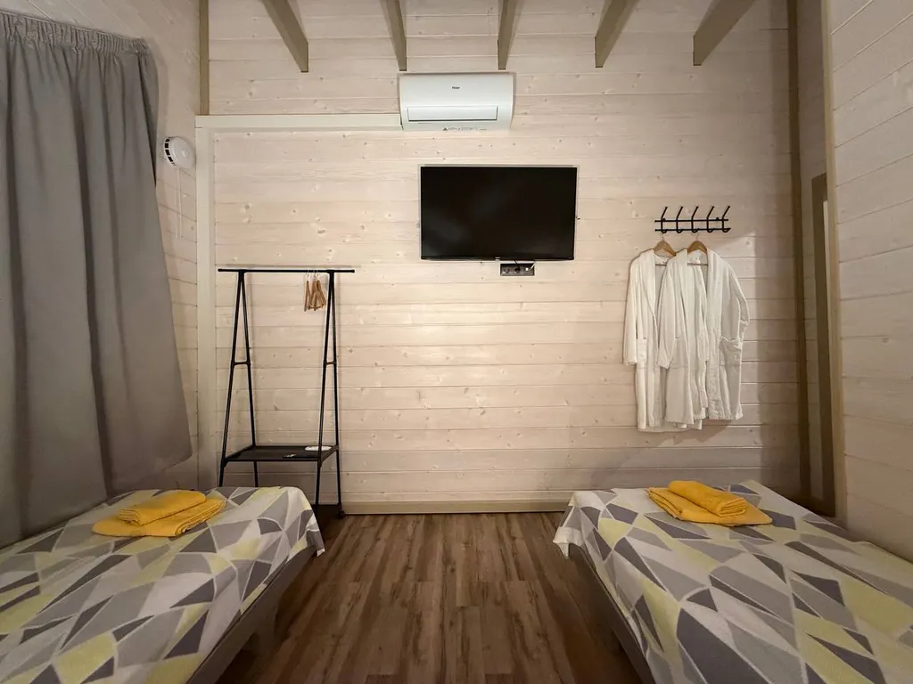 Коттедж с видом на пруд и парк