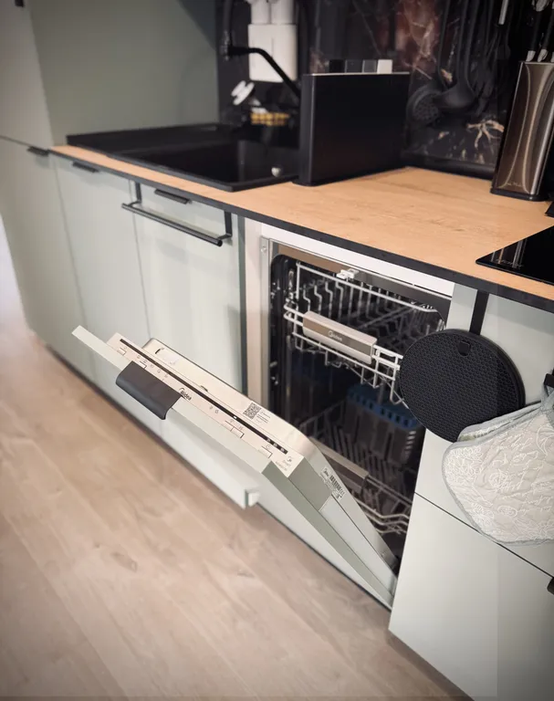 Дом у реки в сосновом лесу