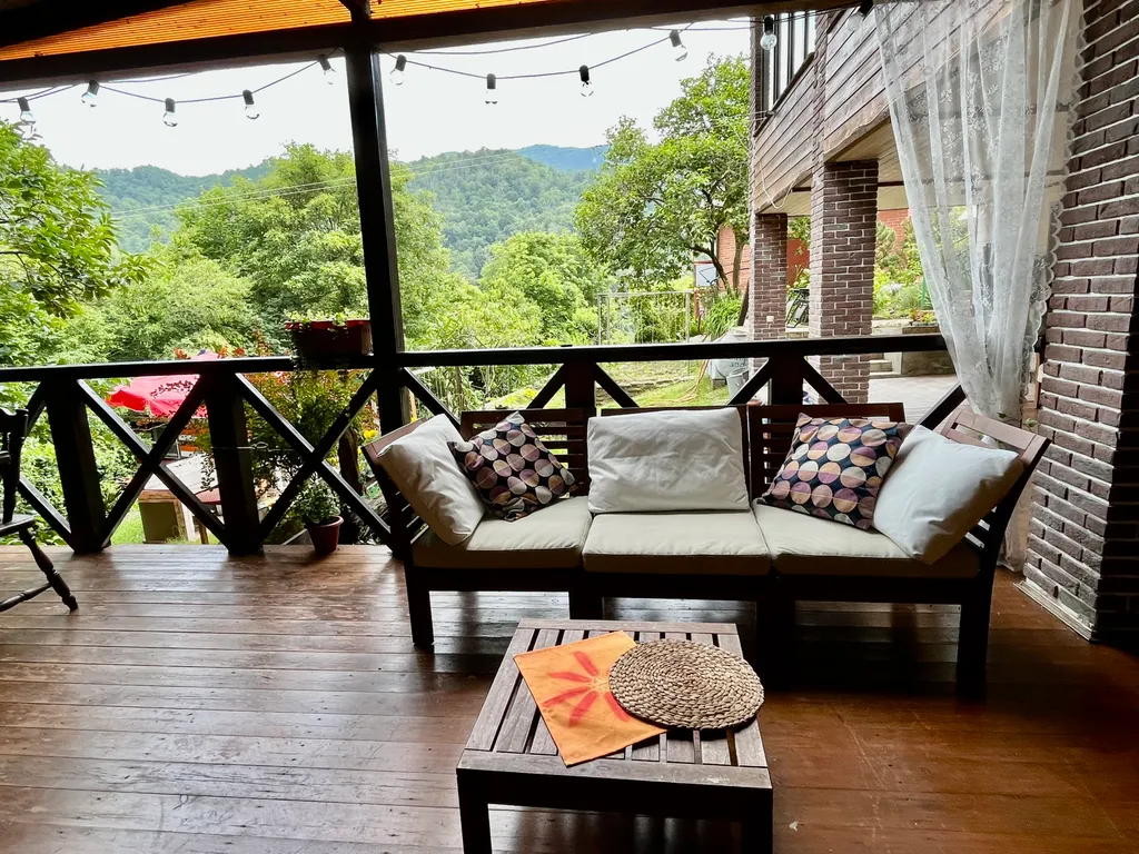 Дом в горах с видом на реку