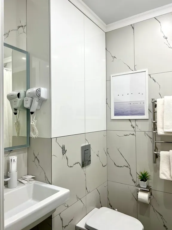 Стильный белоснежный апартамент в центре города, бесконтактный заезд