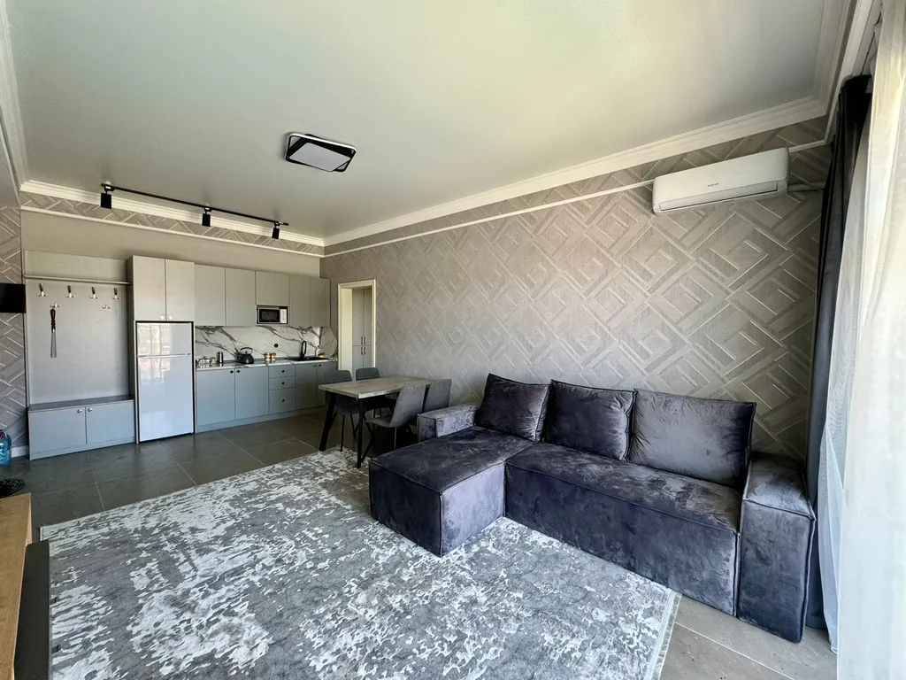 Квартира с бассейном у берега моря