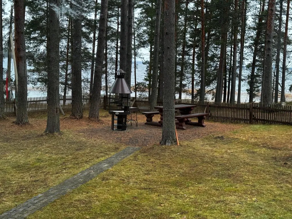 Уютный гостевой дом из бревна у озера