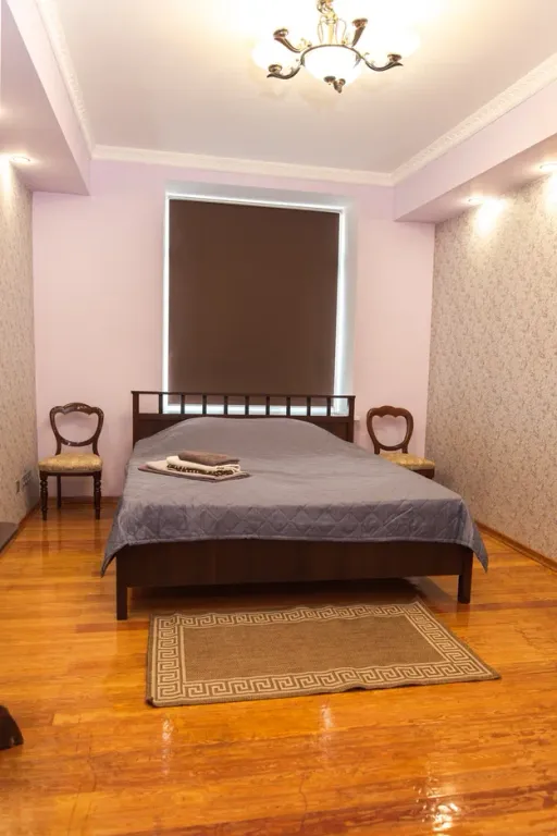 Добротная квартира в самом центре Омска с большими кроватями