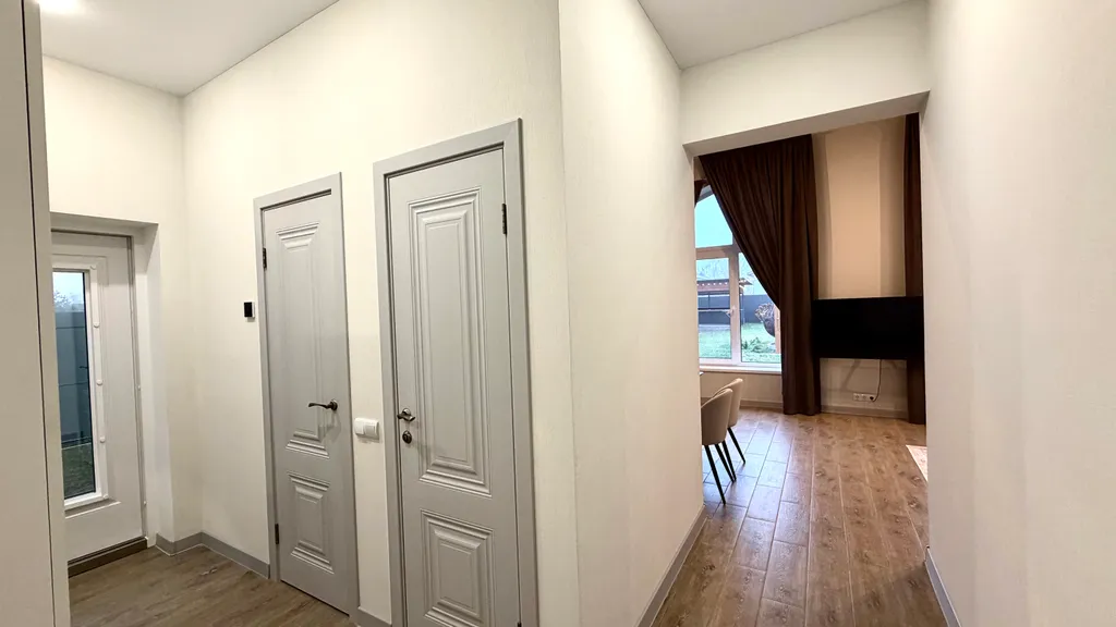 Уютный дом с панорамными окнами рядом с озером