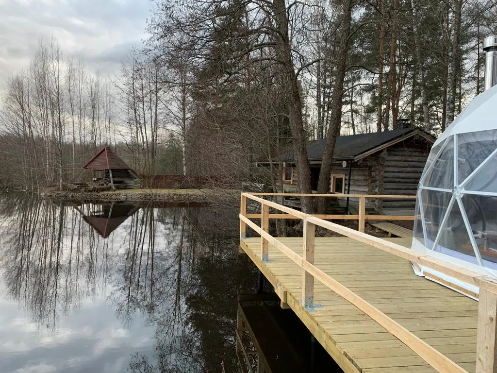 Чудесное место у озера с камином и русской баней