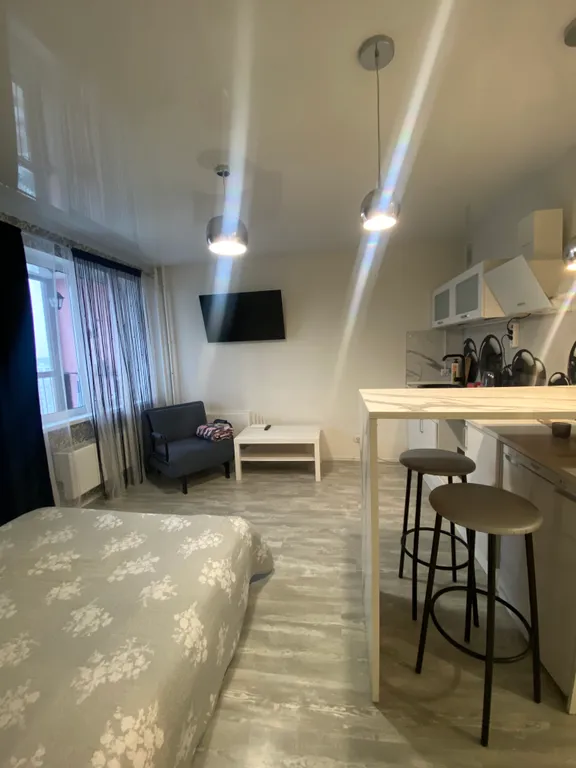 Квартира-студия с панорамным балконом в центре города