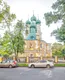 Церковь напротив арки