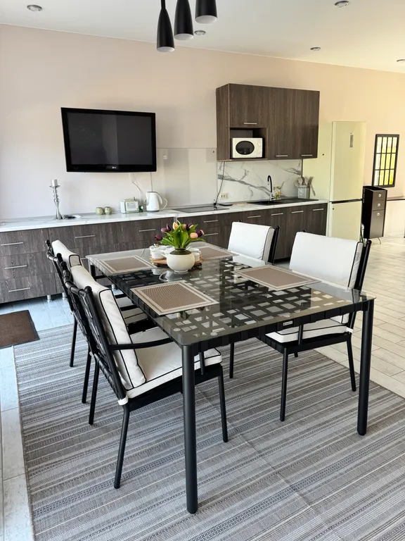 Дом с отдельным въездом и двором