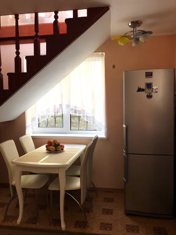 Двухэтажный дом с шикарным уютным двором в самом центре