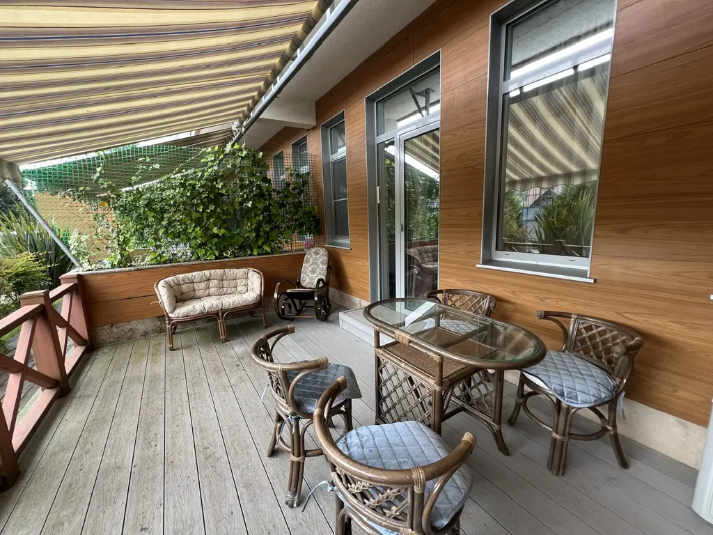 Студия с террасой, отдельной кухней и ванной