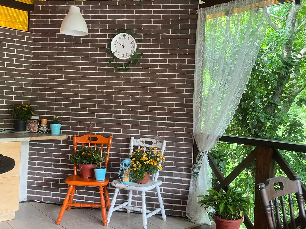 Дом в горах с видом на реку