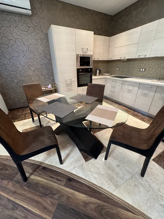 Элитная квартира с джакузи и прекрасным видом на город в самом центре