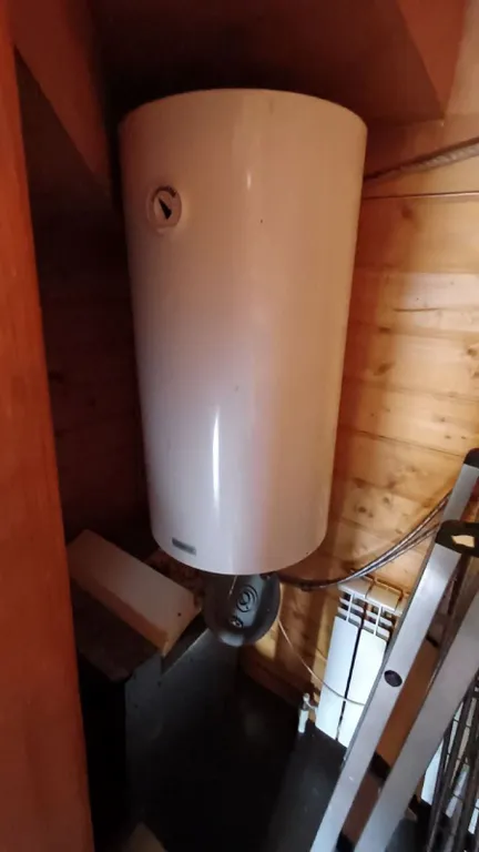 Деревянный дом в горах с видом на море