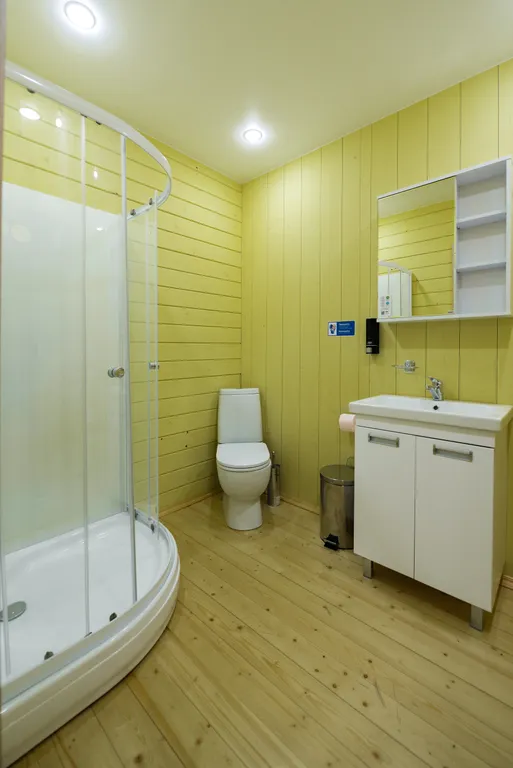 Большой коттедж на берегу из двух частей