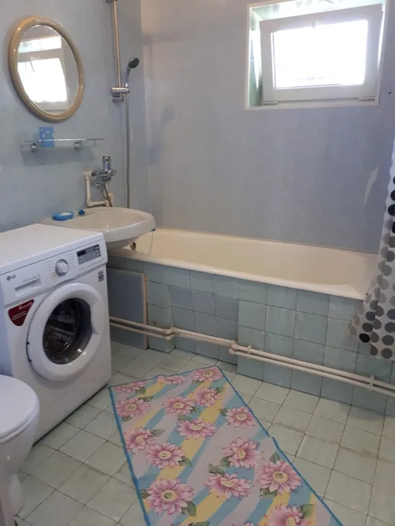 Уютный дом с двориком в центре поселка