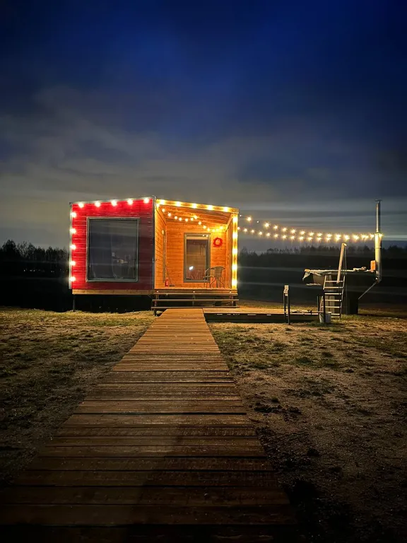 Стильный Красный дом у реки