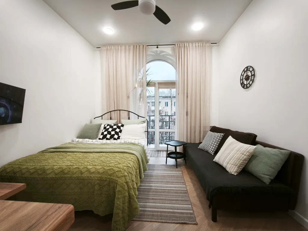 Центр. Сталинка с балконом с красивым видом на бульвар возле университа